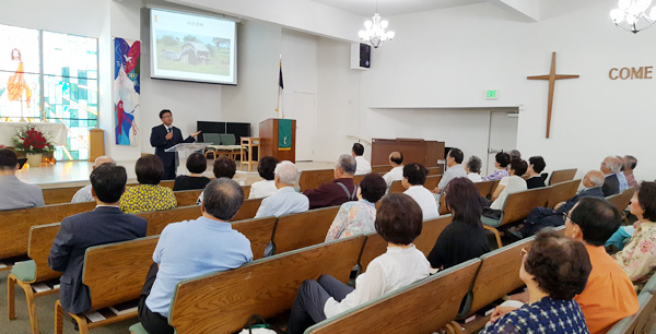 차드의 박근선 지부장이 라팔마감리교회에서 소망 우물 사역 등을 소개하고 있다.