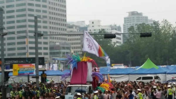 지난 6월 11일 서울시청광장에서 열린 퀴어축제 퍼레이드에 한국교회 보수사학 총신대 관계자들의 깃발이 등장했다. 사진으로 이들 동아리의 이름인 '깡총깡총' 이름이 분명히 보인다. ©공동취재단
