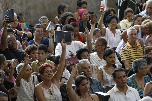 ▲성경을 받고 기뻐하는 쿠바 기독교인들. ⓒ 남침례회 국제선교이사회 제공