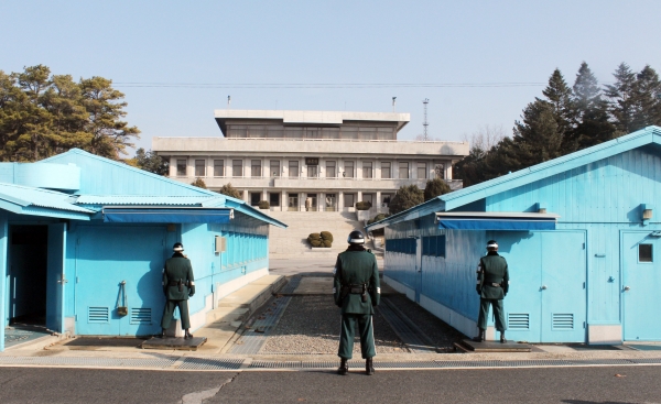 가까이에 북한 판문각이 자리한 판문점 공동경비구역(JSA)의 모습. 왼쪽 열려 있는 하늘색 건물이 견학 가능한 고위급 회담 장소이다. ⓒ파주=이대웅 기자