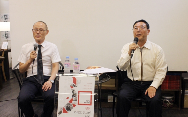 (왼쪽부터) 번역자 박창수 교사와 저자 나카무라 사토시 원장. ⓒ이대웅 기자