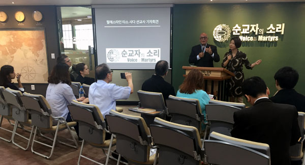 타스 사다 선교사가 한국 순교자의 소리가 진행하는 2016년 순교자의 영성 강연 시리즈에 초청돼 9일 기자회견에 참여하고 있다. 한국 순교자의 소리는 이번에 그의 저서 '마인드 오브 테러'의 번역판을 출판했다. ⓒ한국 순교자의 소리