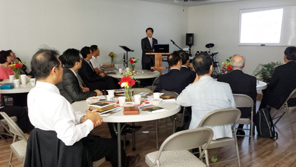 이 모임에서 김회창 목사가 특강을 전하고 있다.