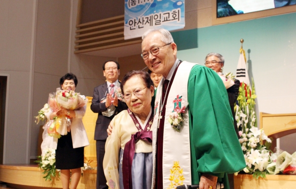 총회장 이성희 목사가 어머니를 안아주고 있다. ⓒ이대웅 기자