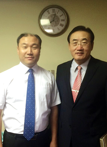  남가주새생명교회 담임 박형준 목사(왼쪽)와 초청 강사 김익현 목사(오른쪽).